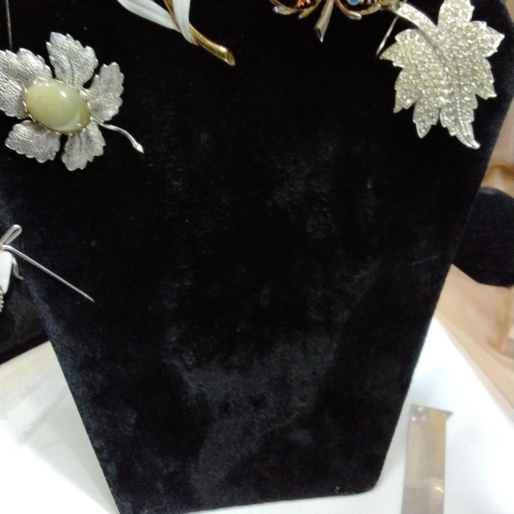 Leaf pins